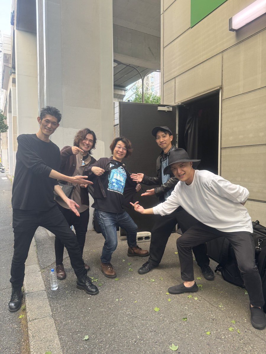 昨日の九州女子翼ワンマンの
余韻が凄い…(身体の疲れも含め（笑）)
毎回、色んな意味で全力なんです…出演者全員w
けど悔しさも楽しさも全部含めて、やっぱりまた再共演出来たのが凄く嬉しかったし
女子翼メンバーの各々のシークレットに向けての努力も凄い感動したし…
僕らの🤫も大成功（笑）の図
