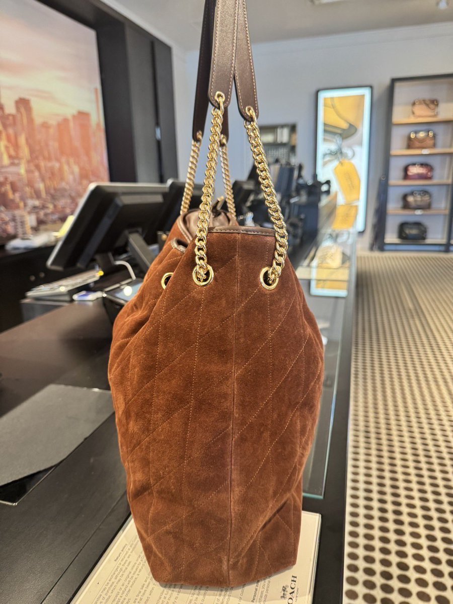 InPrelulu's tweet image. ꒰ พร้อมส่ง Coach ꒱

Evelyn Large Shoulder Bag กระเป๋าทรงลึก ใส่ ipad หนังสือได้ค่ะ มีซิปนะคะ หิ้วไปเรียนคือเริสเลยล่ะ 
Size L: 14.25"xH: 12.5"xW: 4.75"

〰️ 6990฿ ส่งฟรี
 
⛩️ ดูสินค้าอื่นๆได้ที่ #preluluพร้อมส่ง

#กระเป๋า #coach #พรีออเดอร์อเมริกา