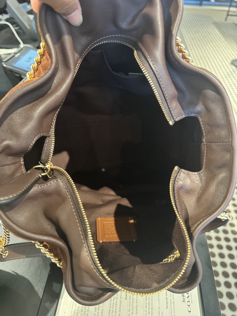 InPrelulu's tweet image. ꒰ พร้อมส่ง Coach ꒱

Evelyn Large Shoulder Bag กระเป๋าทรงลึก ใส่ ipad หนังสือได้ค่ะ มีซิปนะคะ หิ้วไปเรียนคือเริสเลยล่ะ 
Size L: 14.25"xH: 12.5"xW: 4.75"

〰️ 6990฿ ส่งฟรี
 
⛩️ ดูสินค้าอื่นๆได้ที่ #preluluพร้อมส่ง

#กระเป๋า #coach #พรีออเดอร์อเมริกา