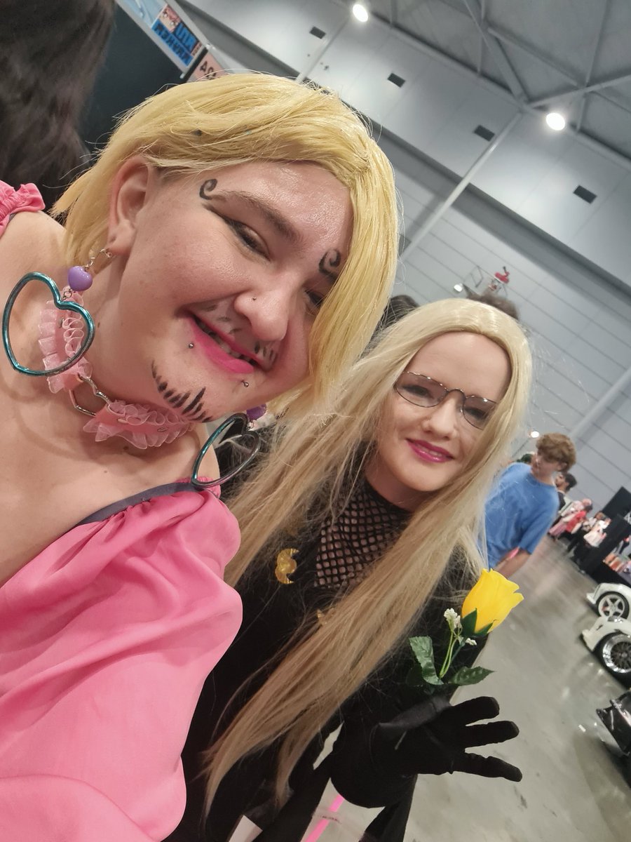 Gave roses to the ladies at Con... there was way more then just the pocs I got.