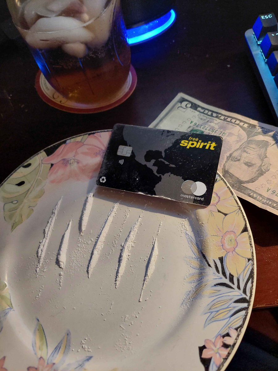 senator_snips's tweet image. Relapsing tonight in honor of Spirit Airlines. It's been almost 2 months since I've gotten high and I have a lot going on so I feel like I deserved this. RIP Spirit, thank you for multiple round trip flights for less than $200 total, you will be sorely missed! #spirit