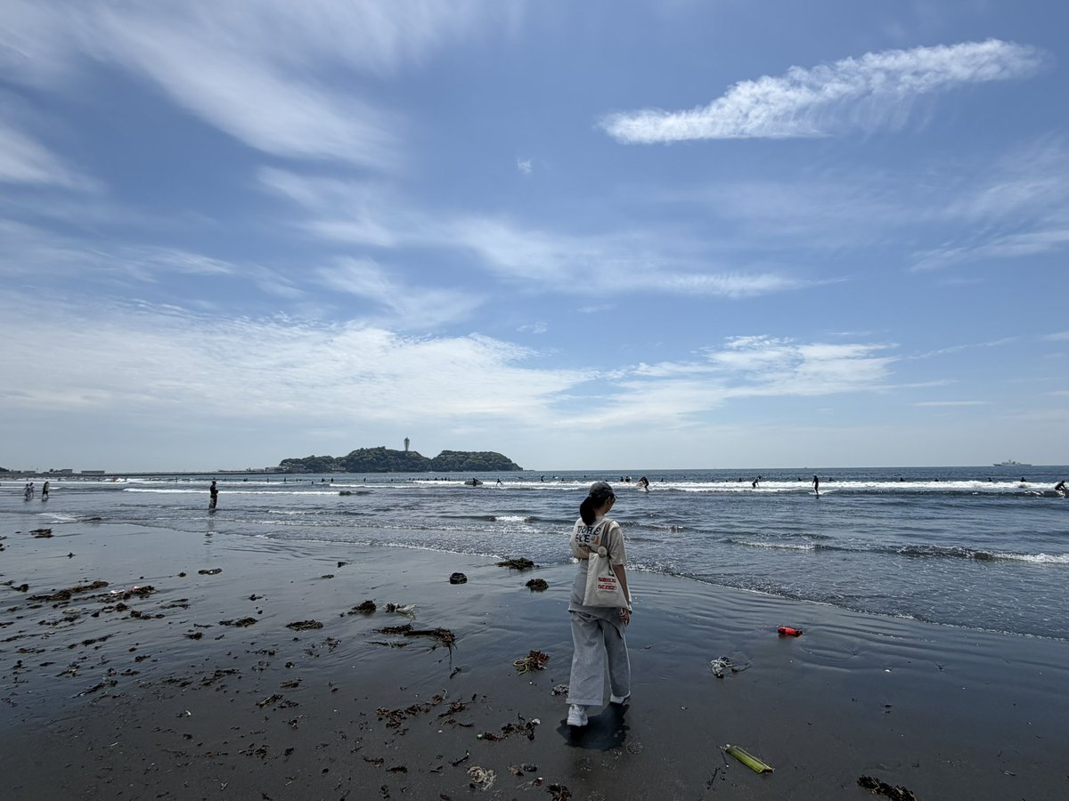japsurfer's tweet photo. 鵠沼海岸
毎年恒例のＧＷ海水浴です。
娘は、去年まで水着で波遊びしましたが、大人になりました。 https://t.co/FThsBuyZOe