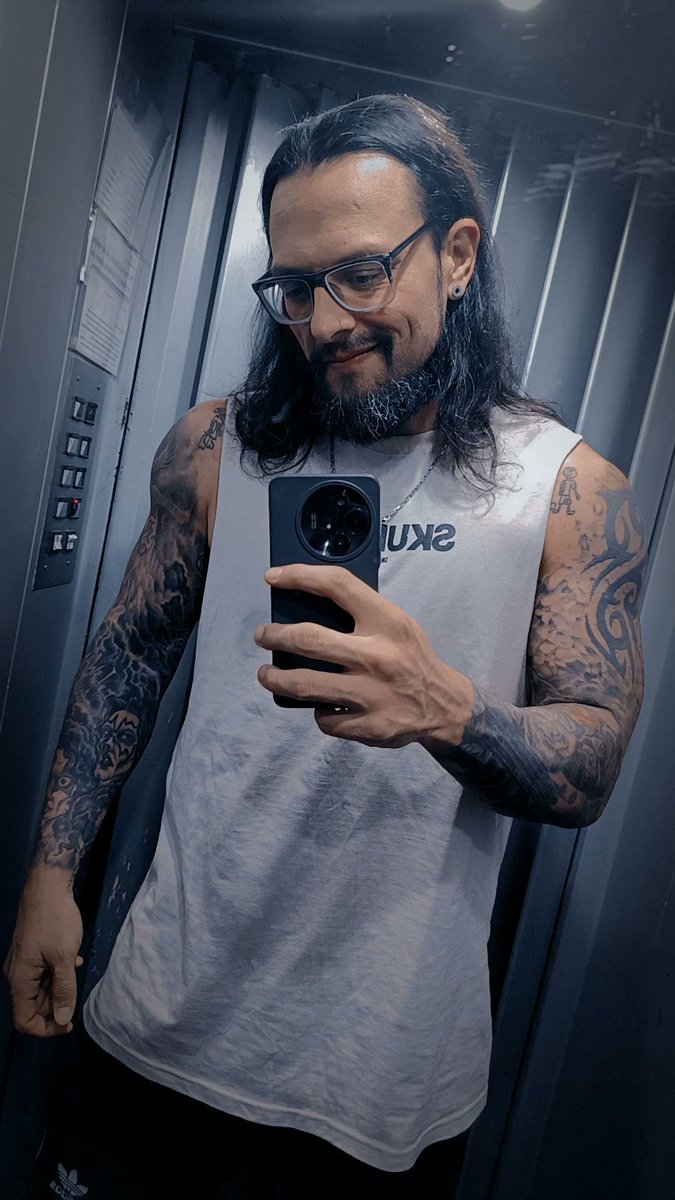 maxxpower_HS's tweet image. "Junté los restos del silencio
y los hice canción
le puse nombre a las heridas
y entendí quién soy
ya no corro por encajarles
ni me pierdo por agradar
hoy me miro sin vergüenza
y empiezo a respirar"
✍🏾 Fran
#Sabado