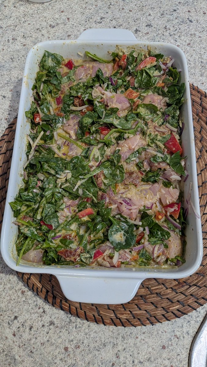 MattSmith_567's tweet image. Yeah. Let's do a pesto chicken pasta bake for meal prep. Just went in the oven. Cost $30 to buy all the ingredients. About $5 a serve #mealprep #lunch