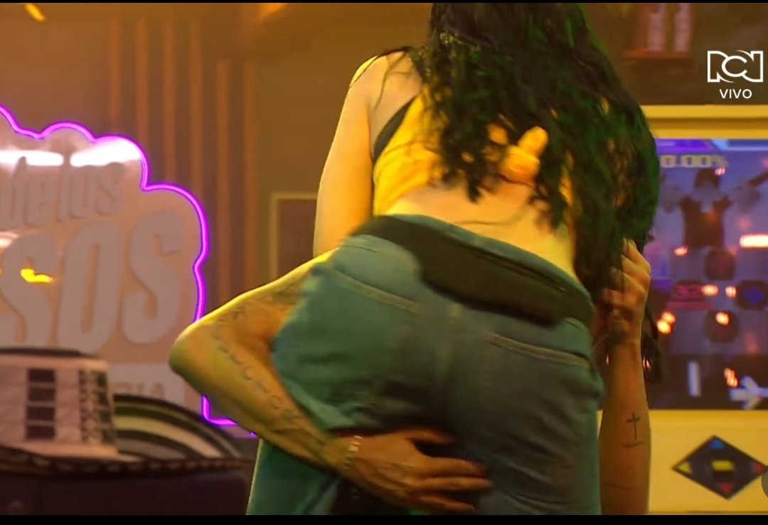 Arajoo juanda casi que le metes los dedos. JAJAJA
#Lacasadelosfamososcol3 #LaCasaDeLosFamososCol3