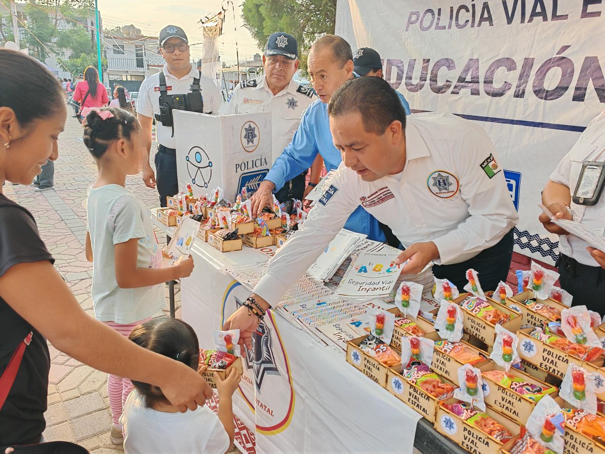 ToryLopezS's tweet image. Encabezados por nuestro Secretario @FelixQuirozJ y Directivos de la @SSPC_GobOax participamos en el Día Azul por una Infancia Feliz 💙👧🏽🧒🏽 en la explanada de la Agencia Municipal de San Juan #Chapultepec 📍en la ciudad capital.

Promovimos la cultura vial 🚦 y el respeto a las