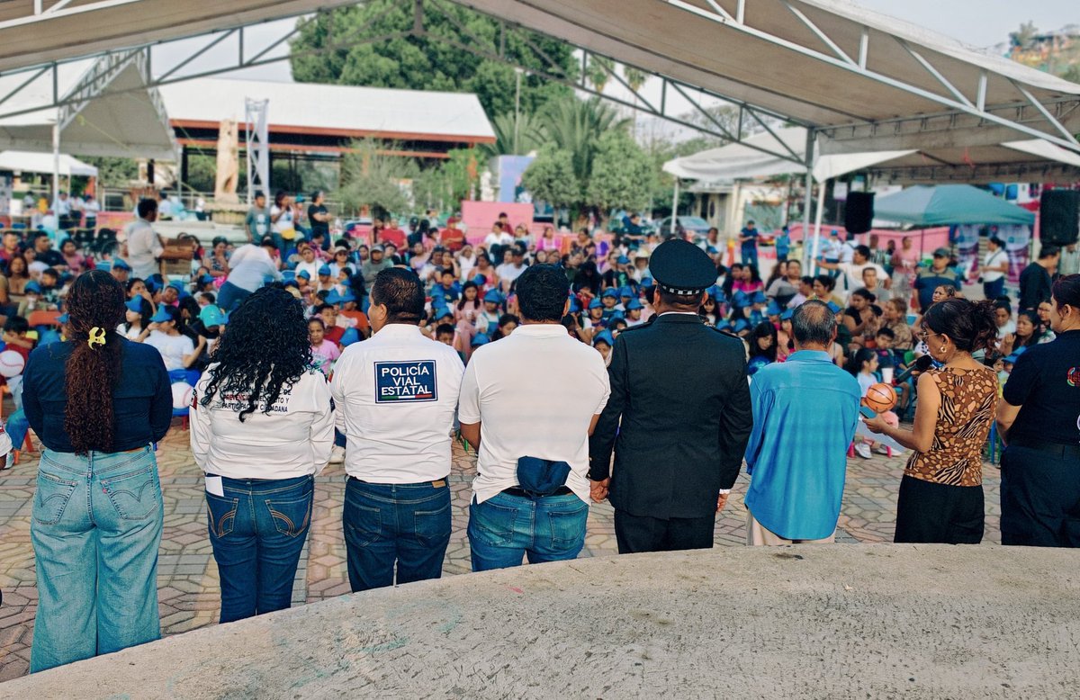 ToryLopezS's tweet image. Encabezados por nuestro Secretario @FelixQuirozJ y Directivos de la @SSPC_GobOax participamos en el Día Azul por una Infancia Feliz 💙👧🏽🧒🏽 en la explanada de la Agencia Municipal de San Juan #Chapultepec 📍en la ciudad capital.

Promovimos la cultura vial 🚦 y el respeto a las
