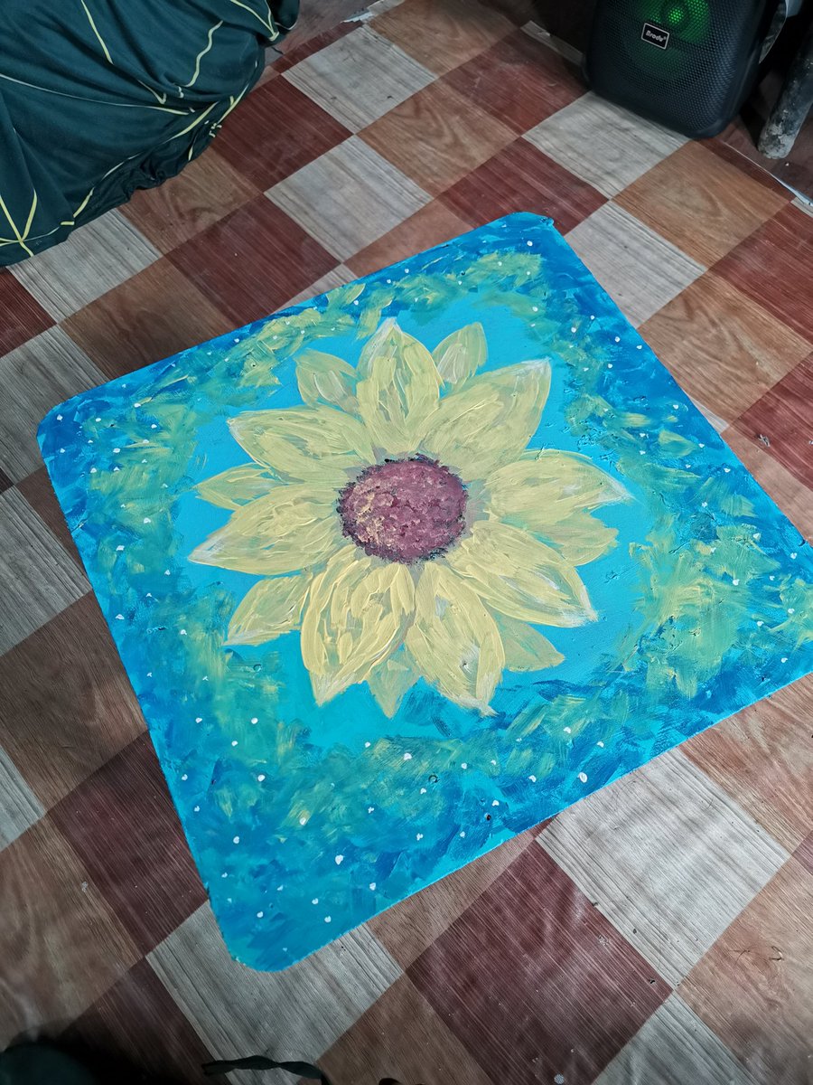 thrashy95's tweet image. HAPPY SUNDAY! 💙🧡  Giving our table a whole new look! 🌻✨#Painting