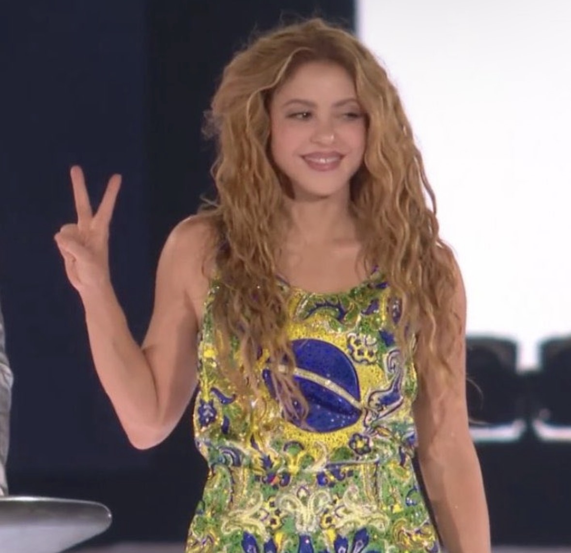 TheePopCore's tweet photo. Shakira’s concert in Copacabana became the most attended show ever by a Latin act, with over 2 MILLION people. https://t.co/GoFscGDWI6