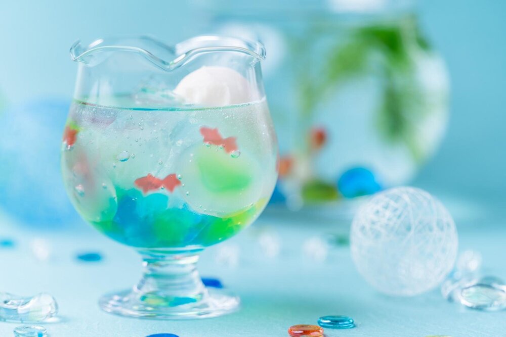 fashionpressnet's tweet photo. “金魚が泳ぐ”涼やかなカラフルわらび餅が京都・祇園で、ぷるん食感×シュワっと炭酸 - https://t.co/7f49UhzFxG https://t.co/3nYorKiepO