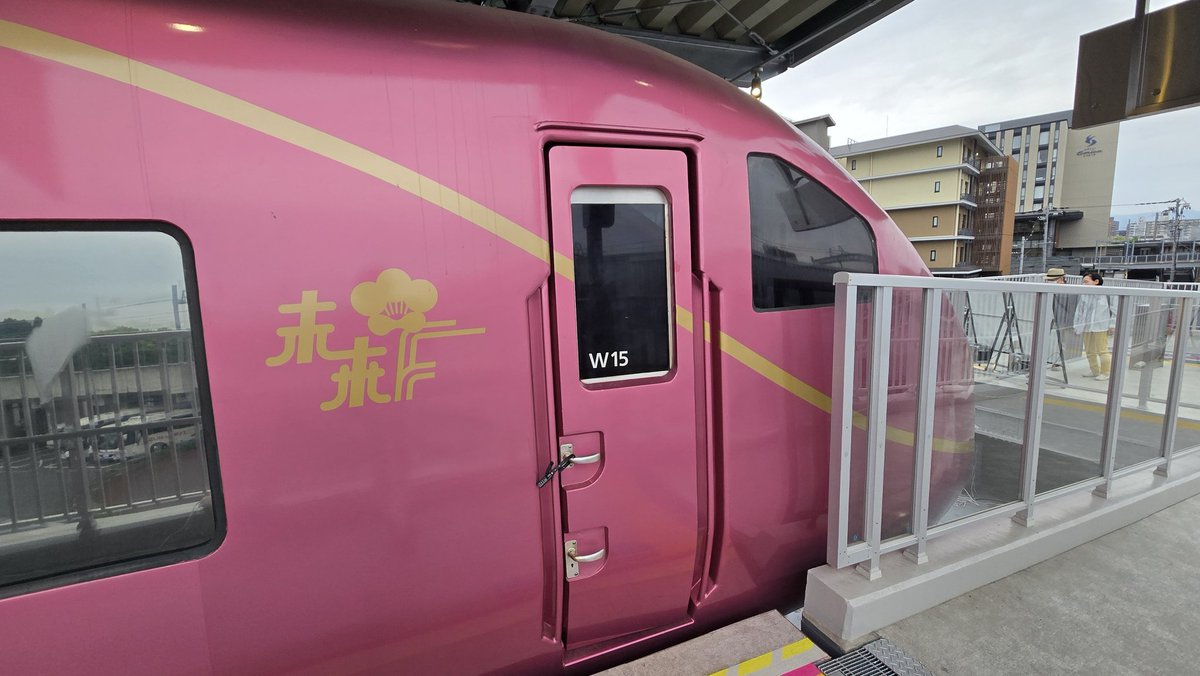 F14Mobius_Delta's tweet photo. 母親と妹と一緒に京都へ観光🚄👜
Futuretrainに来ました！
入口にはピンクに染まった681系特急電車！レプリカではなく、本物の車両です。 https://t.co/PNwHQLiWQz