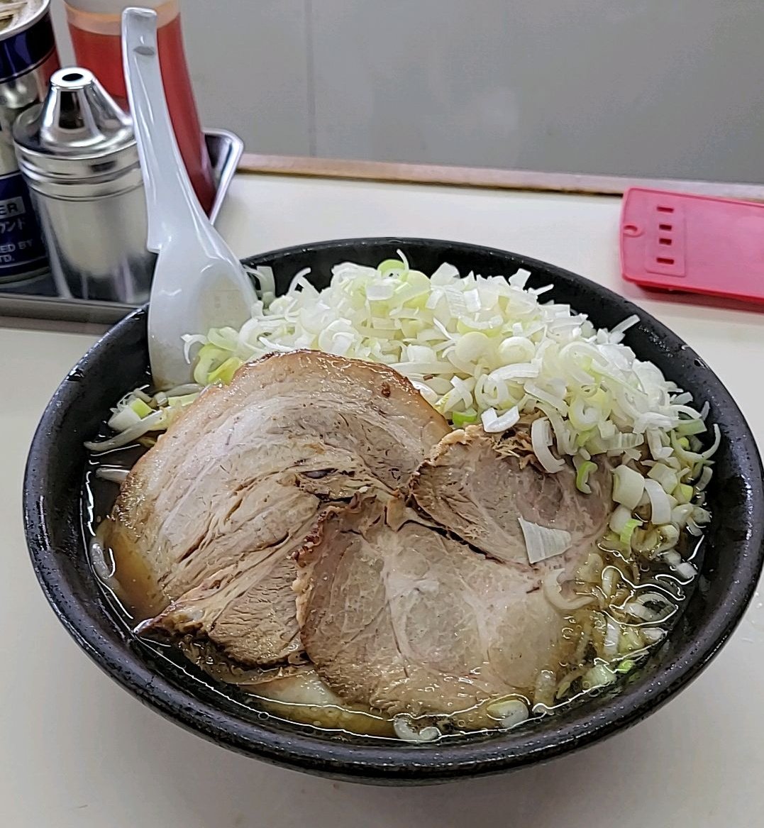 contimax's tweet photo. 手打ちらーめん よしだや@桐生
野菜チャーシュー、ねぎTP

GWはラーメン食べましょう🍜🚗
やさい畑に大量のねぎ追加😇
超シミシミチャーシューが旨い🤣
ゴマとBP振って
モチモチ麺旨いっす🥰

今日も完飲完食😬
ご馳走さまでした🤗 https://t.co/obNGniok1M