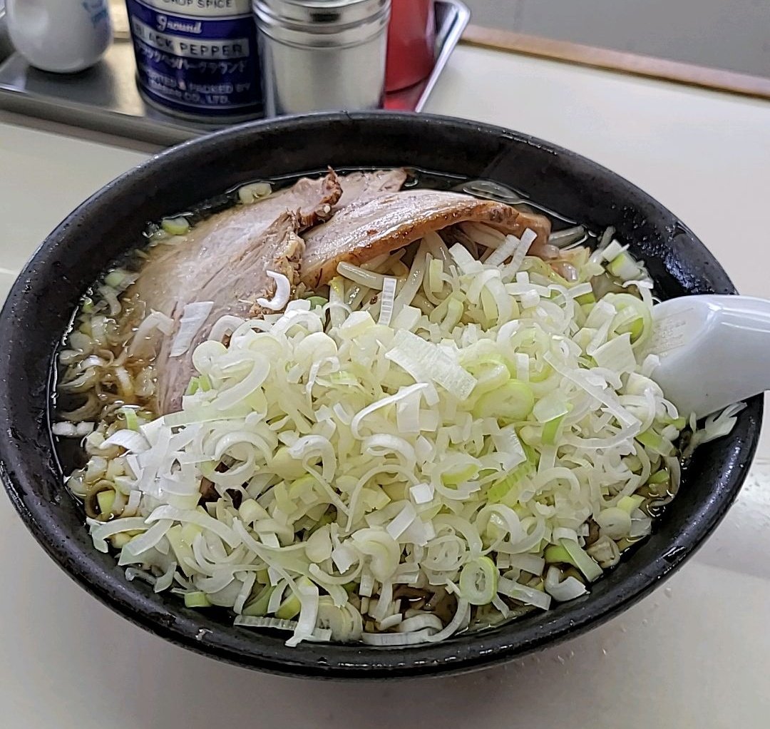 contimax's tweet photo. 手打ちらーめん よしだや@桐生
野菜チャーシュー、ねぎTP

GWはラーメン食べましょう🍜🚗
やさい畑に大量のねぎ追加😇
超シミシミチャーシューが旨い🤣
ゴマとBP振って
モチモチ麺旨いっす🥰

今日も完飲完食😬
ご馳走さまでした🤗 https://t.co/obNGniok1M