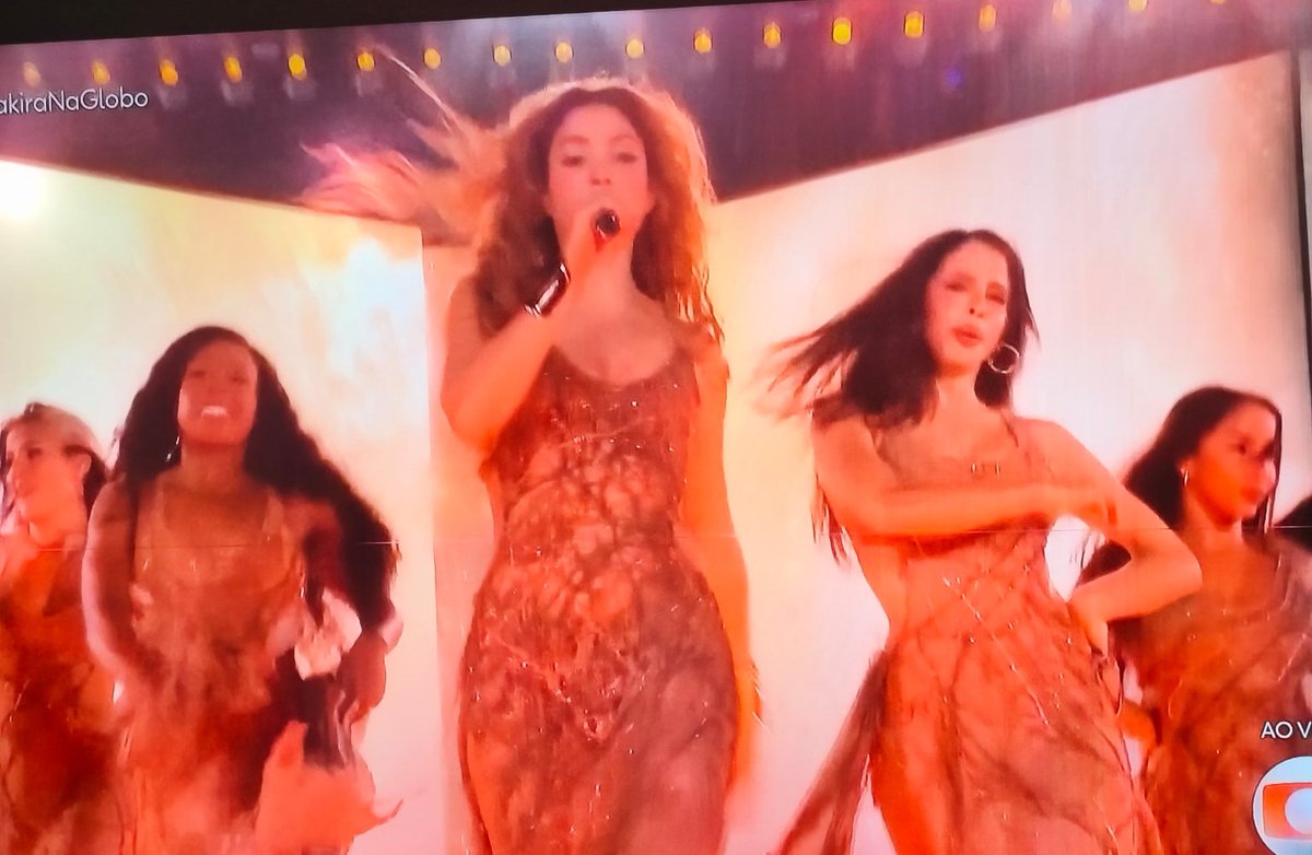 pediboneca's tweet photo. Vendo o show da Shakira, só consigo pensar na dor da família do trabalhador que morreu montando aquele palco.

#Shakira #ShakiraNaGlobo https://t.co/FYmlbOSYmM