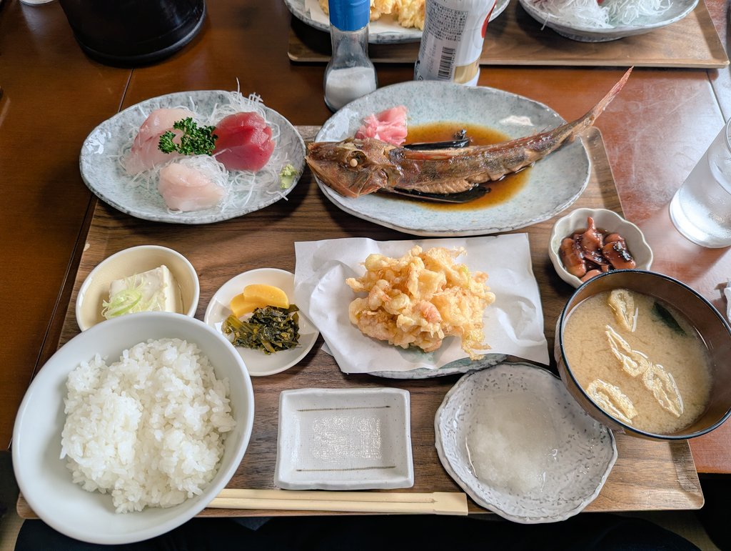 antique_cube's tweet photo. ウサギ🐰を並べて記念撮影♪
犬若食堂でランチ♪(´―`)ボリューム満点!美味い♪
#ラビットスクーター
#S601 https://t.co/7Nnk8rjzto