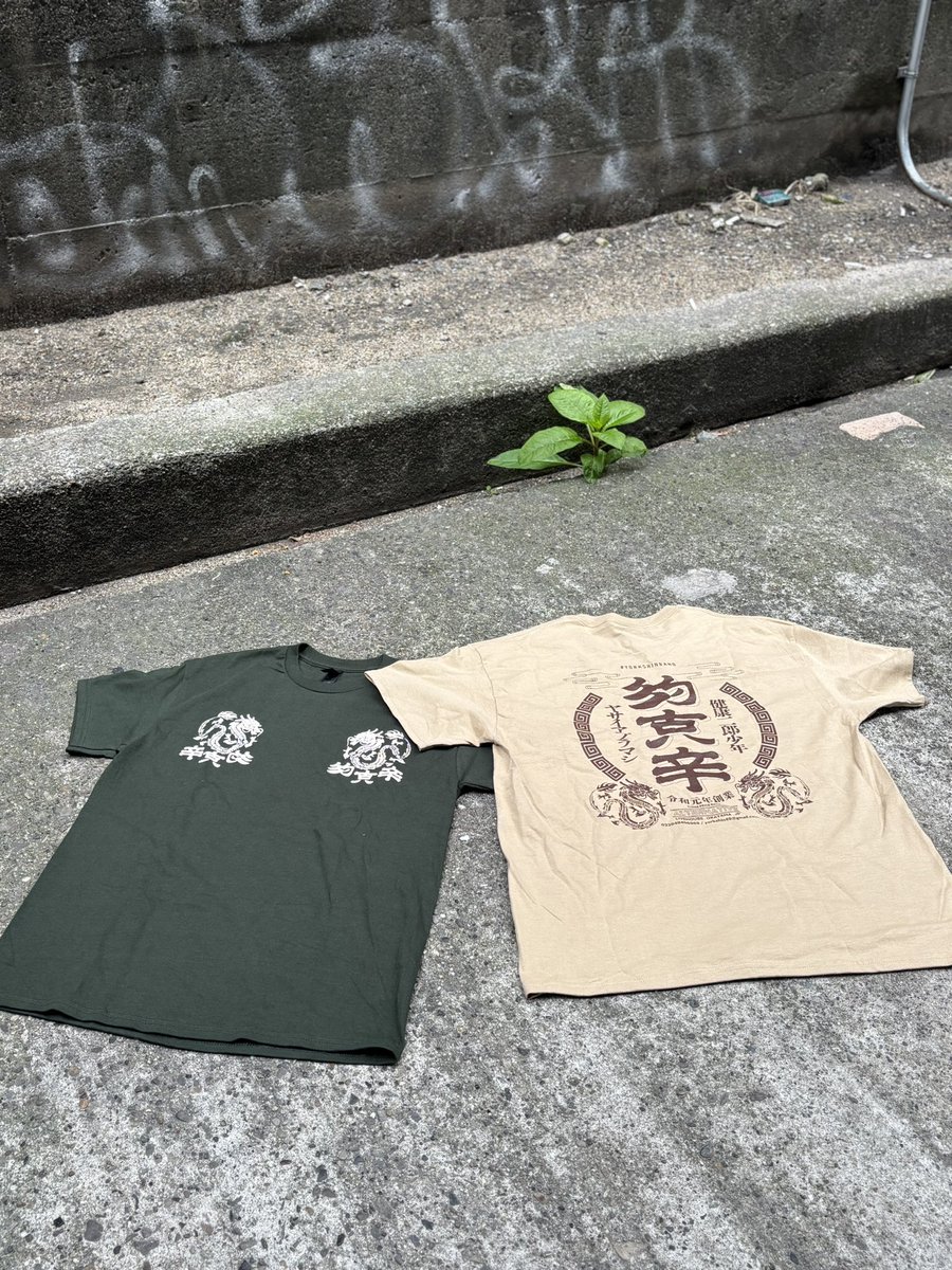yorkshin_49's tweet photo. *＊ 🆕本日から販売開始 ＊*

毎年完売御礼 ヨークシンの定番tシャツ 
"健康二郎少年"Tシャツから新色登場 ✴︎

「緑茶」 (ダークグリーン×ホワイト)🌿
「胡麻団子」 (ベージュ×ブラウン)🥢

S / M / L / XL ¥2,500-

定番の「黒麻婆」に加え新色２種を
本日"邂逅遭遇2026"から物販にて発売 ! https://t.co/fuuovocVuo