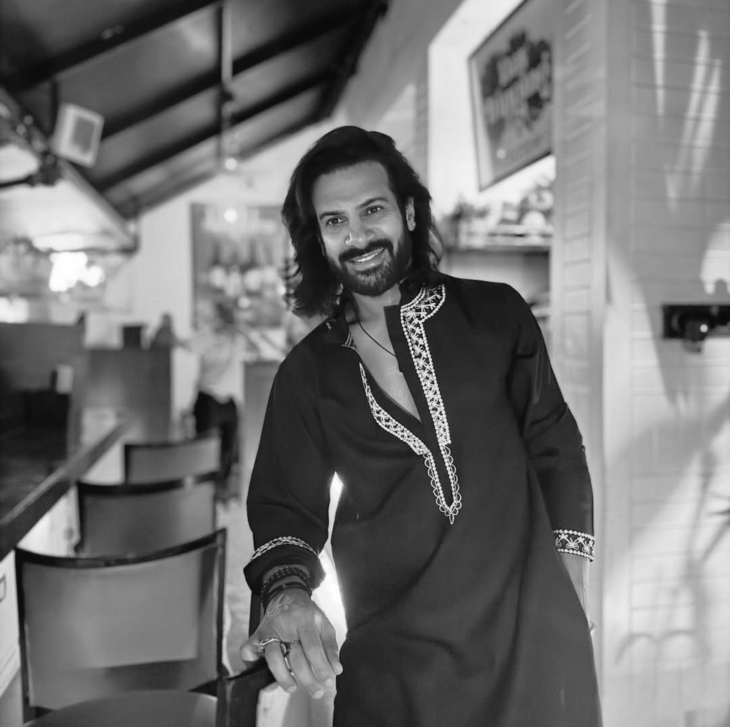 Happy Sunday, <a href="/KaranVeerMehra/">Karan Veer Mehra</a>. So much in love with you, your beautiful heart and your brilliant mind 💖 
Sending loads of good vibes your way 🤗😙

#KaranVeerMehra #KaranVeerMehra𓃵 #KVMFanmily #KVMNation