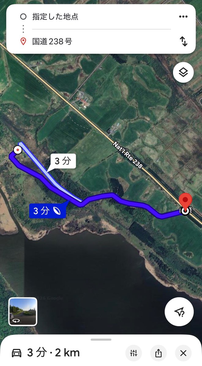 sato_traveler's tweet photo. 最高にアクセスが悪い山軽駅跡。
国道から側道(未舗装)を2km弱進み、右折後に原野の様な道を進むと引用1枚目の駅前に辿り着く。グーグルは2km/3分と言っているが普通にもっとかかる。

ホームからは放置された車が見える。改めて平成まで現役だとは思えない駅跡だった。
#さと紀行2026北海道編part2 https://t.co/HF3hL0JSVe