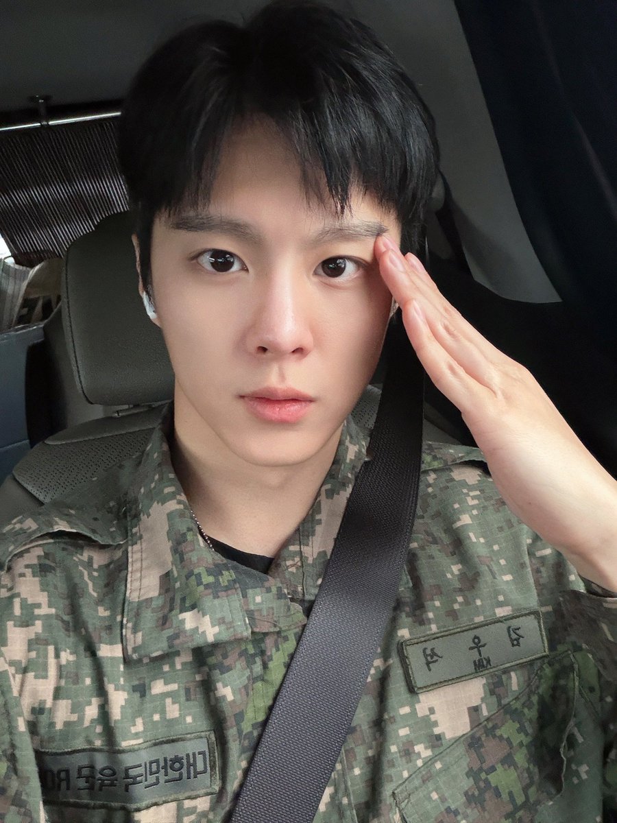 holygoyeong's tweet photo. 김우석 얼굴 그대로 전역해준거 너무 고맙다 턱이 각져지지도 않았고 살크업되지도 않았고 진짜 입대 전 얼굴 그대로 전역함 https://t.co/OUmVrrLC6N