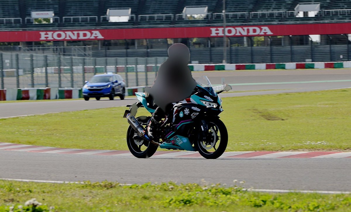 BLESS 25周年記念号 完成記念（やりたい事をやっただけ） 【ZX-25R BLAZE RS（輪堂