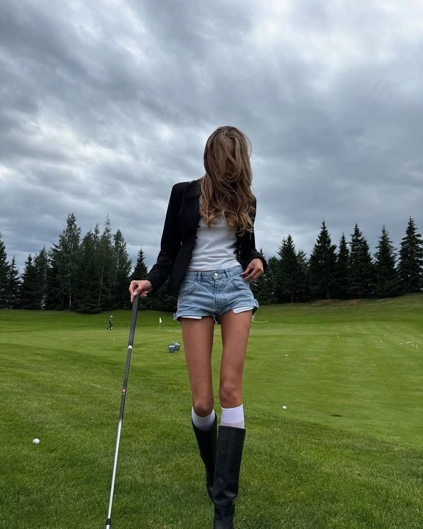 sapphirecigz's tweet photo. oh to have slim long legs and huge thigh gap https://t.co/EgX7iMrU4j