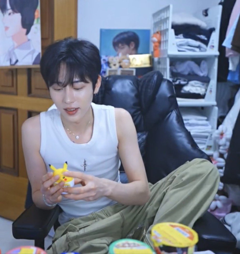 정현아,
보내려고 조금씩 준비하다가 드디어 보낸 택배가 무사히 도착해서 정말 다행이야✨️
주된 건 부적이었는데, 역시 이것저것 많이 사버려서… 많이 줄였는데도 그 양이었어🤣

아무것도 안 쓴 편지를 같이 넣어버리는 실수도 있었지만, 그래도 기뻐해준 것 같아서 너무 기뻤어☺️
고르는