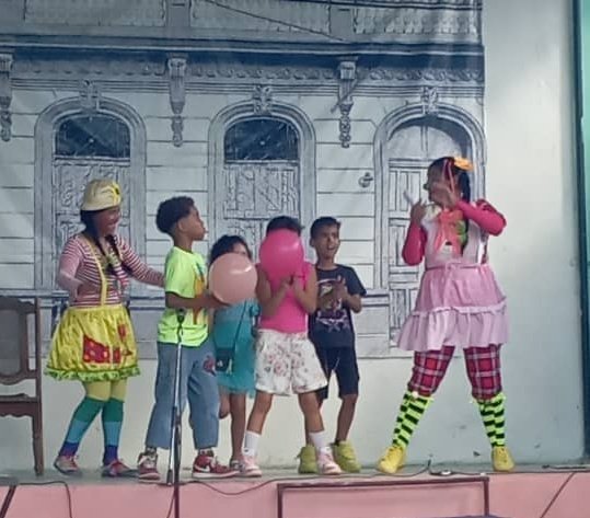 MayteVigoa70's tweet photo. Peña infantil , Payasita Risita y sus pequeñines, en la Casa de la Trova de #Guanabacoa.
#InfanciaFeliz
#CubaEsCultura
#LaHabanaViveEnMí https://t.co/1YuxdYK7Jm
