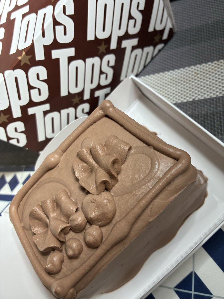 WILLBE_workshop's tweet image. 今日の発見💡
#お土産 いただきました。
コレ食べたくなるよねー
#tops チョコレートケーキ
クルミとチョコレートクリームのバランス最高です。