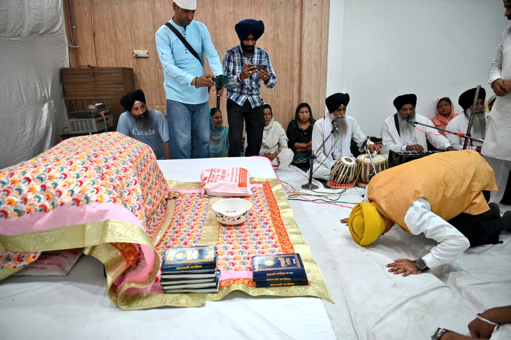 " ਸਿਮਰਉ ਸਿਮਰਿ ਸਿਮਰਿ ਸੁਖੁ ਪਾਵਉ ॥ ਕਲਿ ਕਲੇਸ ਤਨ ਮਾਹਿ ਮਿਟਾਵਉ ॥
ਸਿਮਰਉ ਜਾਸੁ ਬਿਸੁੰਭਰ ਏਕੈ ॥ ਨਾਮੁ ਜਪਤ ਅਗਨਤ ਅਨੇਕੈ ॥"

 ਜਨਮ ਦਿਨ ਦੀ ਪੂਰਵ ਸੰਧਿਆ ਦੇ ਸਬੰਧ ਵਿੱਚ ਲਾਹੌਰੀ ਗੇਟ ਦਫ਼ਤਰ ਵਿਖੇ ਵਿਸ਼ੇਸ਼ ਧਾਰਮਿਕ ਸਮਾਗਮ ਕਰਵਾਏ ਗਏ। ਇਸ ਮੌਕੇ ਸਭ ਤੋਂ ਪਹਿਲਾਂ ਸ੍ਰੀ ਸੁਖਮਨੀ ਸਾਹਿਬ ਜੀ ਦੇ ਪਾਠ ਪੂਰਨ ਸ਼ਰਧਾ ਅਤੇ ਭਗਤੀ ਭਾਵਨਾ ਨਾਲ ਕੀਤੇ