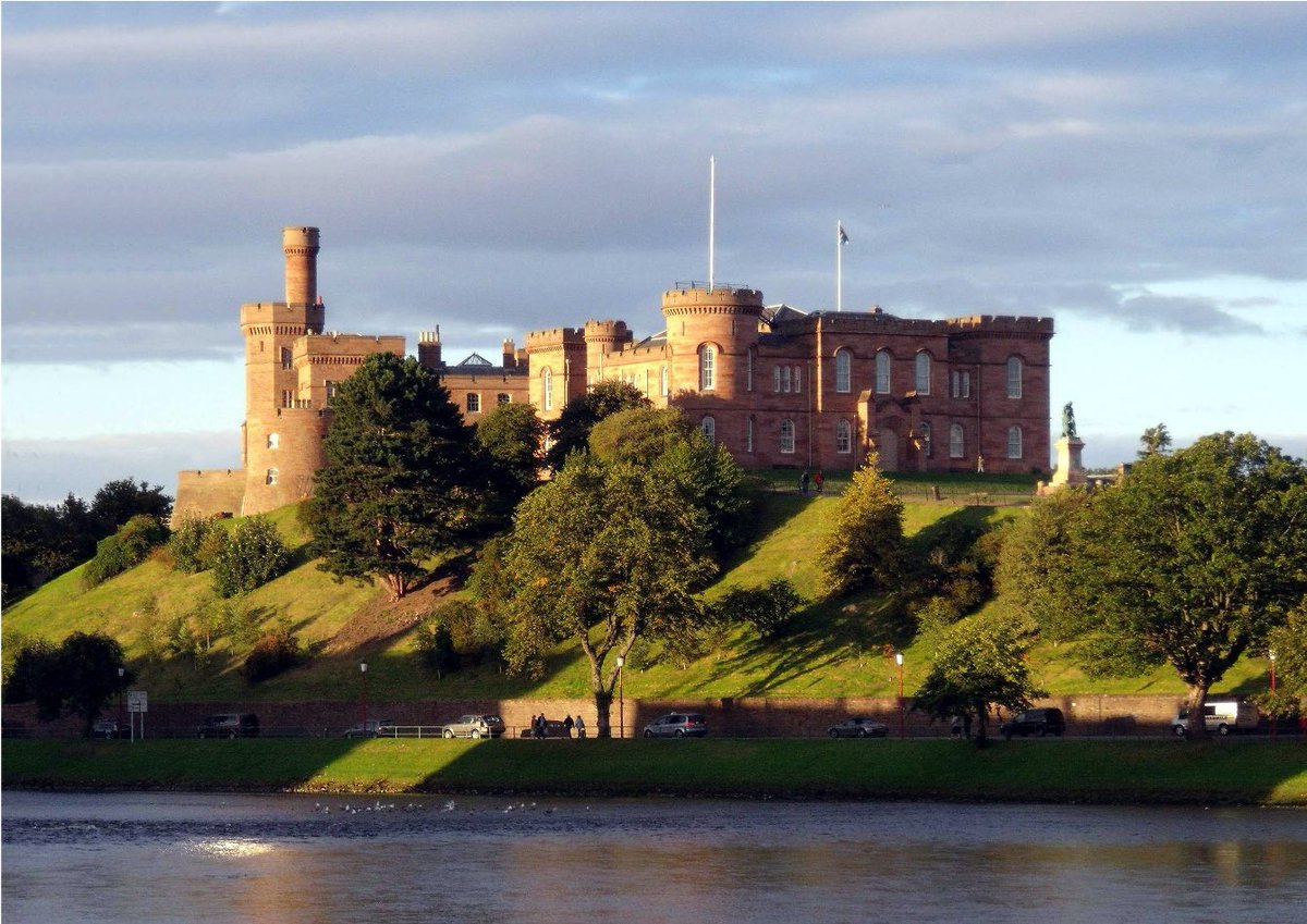 1981Chateaux's tweet photo. @MagicalEurope The ultimate Highland view! Looking up at Inverness Castle from the river is a classic for a reason. Whether you're exploring the new roof terrace or wandering the Gaelic-inspired gardens, this is the true heart of the city. #Inverness #ScotlandBeauty #RiverNess #ExploreScotland https://t.co/GRLUafaBTY