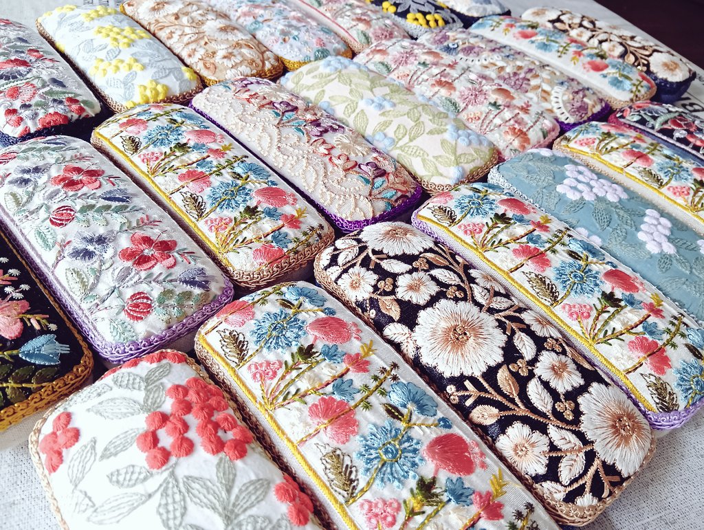 yutoha_ticket's tweet photo. メガネケースケースの花畑が出来ています(о´∀`о) https://t.co/oNa8fuba4X