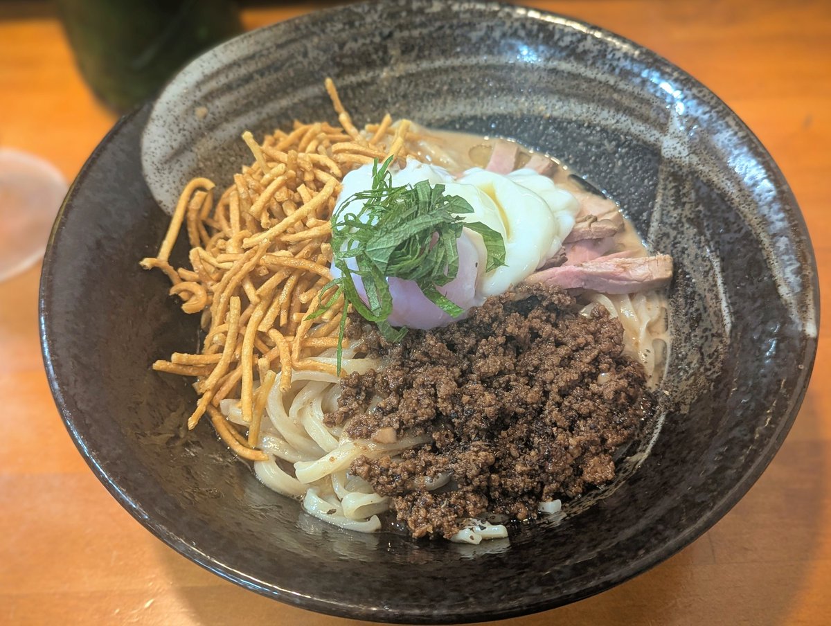 ラーメン哲史　芝麻辣まぜ麺
今年のゴールデンウィークはチーマーラー食べに行けました！う〜ましっ♡
