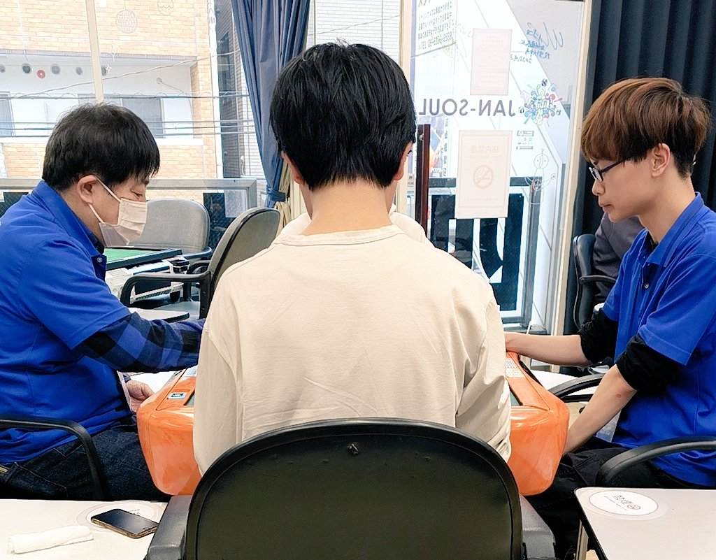 tsubuyaki_kaz's tweet photo. #StudyLeague
さて問題です。
この後ろ姿は誰でしょうか?
ジャンソウル民ならわかるよね😏
以下の4つから選べ。
①ソウ
②ライドル
③ぐっち
④こしの https://t.co/1WcRkMtv5m