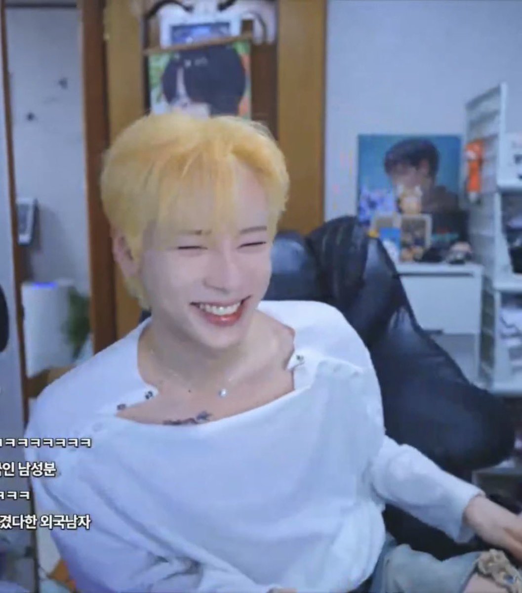 26-5-2정현아 라방🦊

꺄아아아아아!!!
금발 정현아 진짜 너무 잘생긴 거 아니야?!

너무 놀라서 완전 덕후 모드로 봤어😂
원래는 흑발파인데, 금발이 너무 잘 어울려서… 완전 아이돌이고 왕자 같고, 진짜 미쳤다 싶을 정도로 잘생겼어🥺❣️

머리 색만 바꿨는데 이렇게까지 설레게 해주는 건 진짜