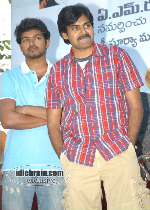 Amarnath_555's tweet photo. #20YearsForBangaram 💥🎬
Bangaram Audio launch
@PawanKalyan @MeeraChopraa
@trishtrashers #Dharani @AMRathnamOfl @MegaSuryaProd #VidyaSagar #Pawankalyan #Bangaram #ThalapathyVijay https://t.co/HJneg1KlwZ