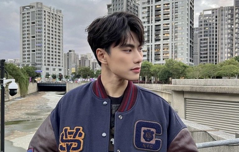 Sungdesunga's tweet image. 🕊️ Creio

Uma au 🔞 #ohmnanon onde

Nanon, um fiel devoto de Santa Joana Dac, começa a dividir quarto com um garoto de sua faculdade. 

Ou

Onde Ohm vê seu colega de quarto rezar o creio todas as noites e só consegue o imaginar rezando ajoelhado em sua frente.