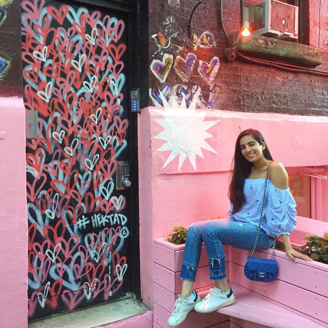 Khushi48989's tweet image. Hearts on the wall love in my heart 💖
#HappiestPlace #PinkObsessed #StreetStyle