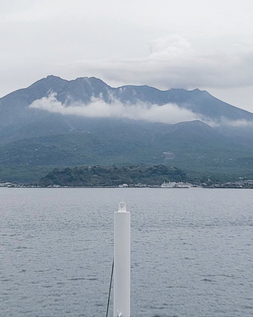 oci63724's tweet image. Captured with my 📷The mountain is breathing through the clouds.A moment of pure stillness.

カメラで捉えた、山の吐息。雲か霧か、白く溶けていく境界線。ただ静寂に身をゆだねて。

#MountainPhotography #Mysterious #Japan #自然 #カメラ