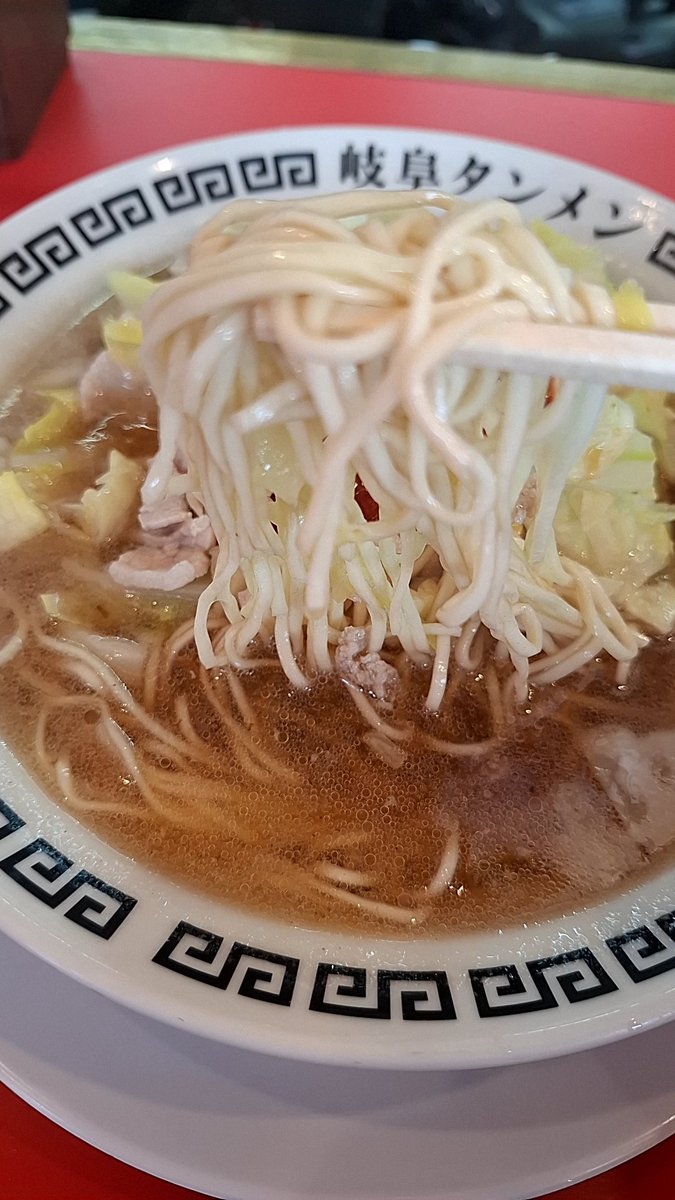 unkoburyibty's tweet photo. 岐阜タンメン関店
岐阜タンメン野菜肉増（1200円）

子供の頃には無かったがいつの間にか岐阜のソウルフードを名乗る岐阜タンメン

透き通ったスープにニンニクが効いてて見た目以上にパンチのある味
博多ラーメンみたいな低加水細麺で一食にするなら替え玉前提の感じ https://t.co/p4tN4QKFC0
