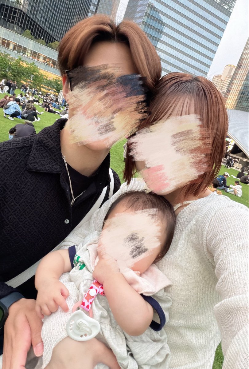 mi__rnb's tweet photo. 家族でフリーライブ行けた嬉しい☺️
娘っちぐずったら困るしなあ〜で後方から見てたけど、ぐずることなく全部みれた👀
ニコニコしてた、娘っち👶🏻ིྀ
無料だったから、泣いたら帰るか〜くらいの気持ちで行けたから行きやすかった✌︎
大きくなったら一緒に行こうね〜〜！ https://t.co/yqzgBSCOTU