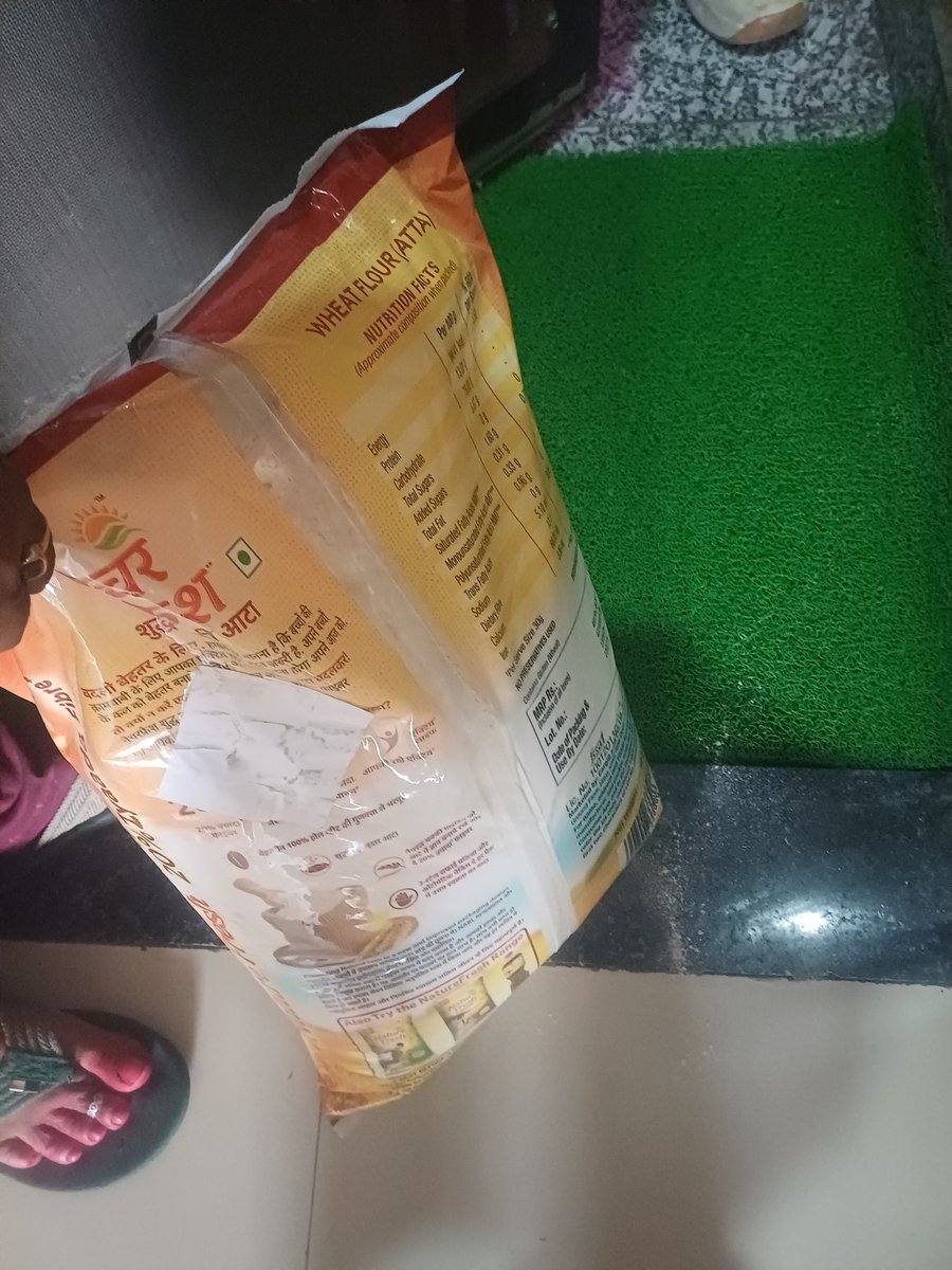 v_ojha's tweet image. Quality control issues in #QuickCommerce #delivery  is becoming a major issue. Had to twice return damaged/expired product from @flipkartsupport (9 minutes delivery) within 24 hours. First got a 10kg atta pkg that was damaged. Then got a bread that had expired 3 days ago.