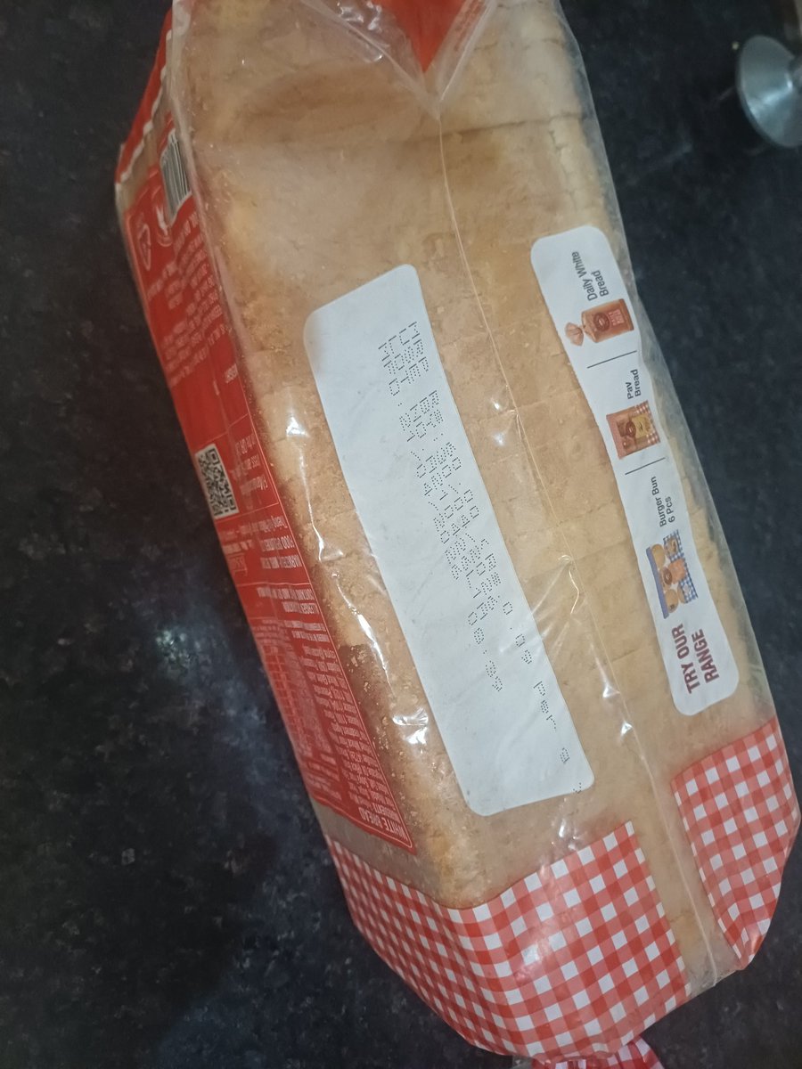 v_ojha's tweet image. Quality control issues in #QuickCommerce #delivery  is becoming a major issue. Had to twice return damaged/expired product from @flipkartsupport (9 minutes delivery) within 24 hours. First got a 10kg atta pkg that was damaged. Then got a bread that had expired 3 days ago.