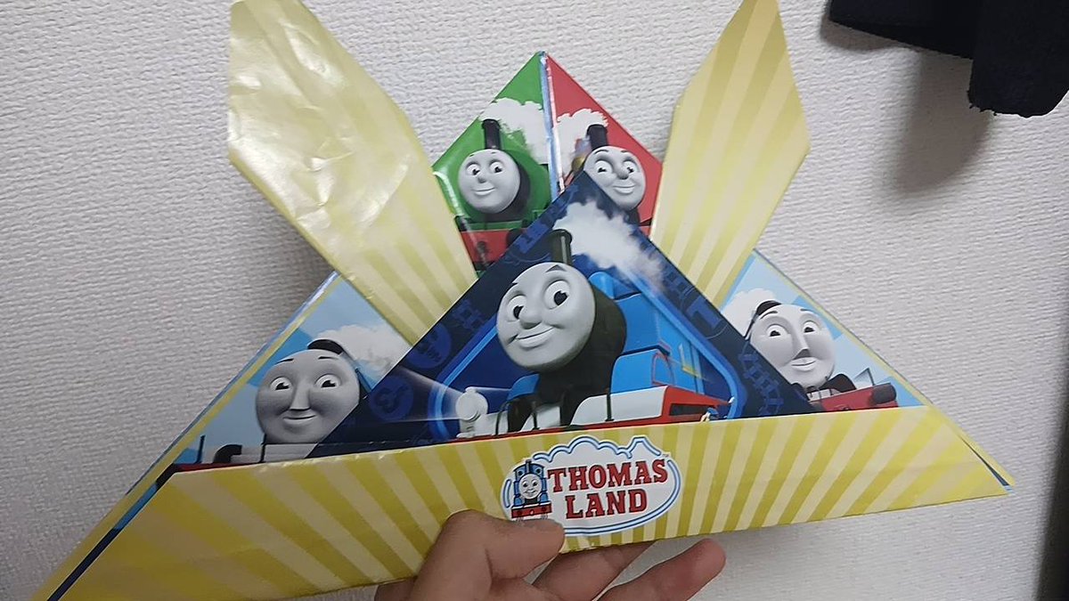 En1Tu's tweet photo. 昔トーマスランドで貰った紙製カブト
裏は謎メンツ https://t.co/bp84bVSwhU