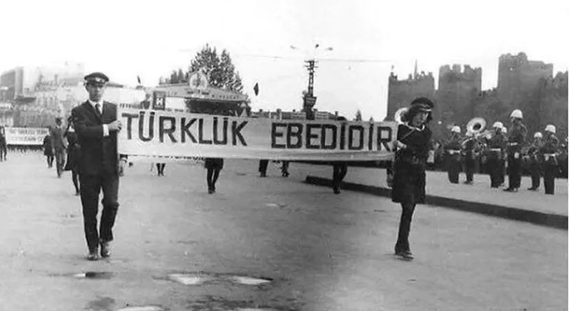 Gamzeverep's tweet photo. Taş kırılır, tunç erir, ama Türklük ebedidir" 🇹🇷🫶
3 Mayıs Türkçülük günü kutlu olsun. 
#3mayısTürkçülükgünü https://t.co/3TBz1eqqyC