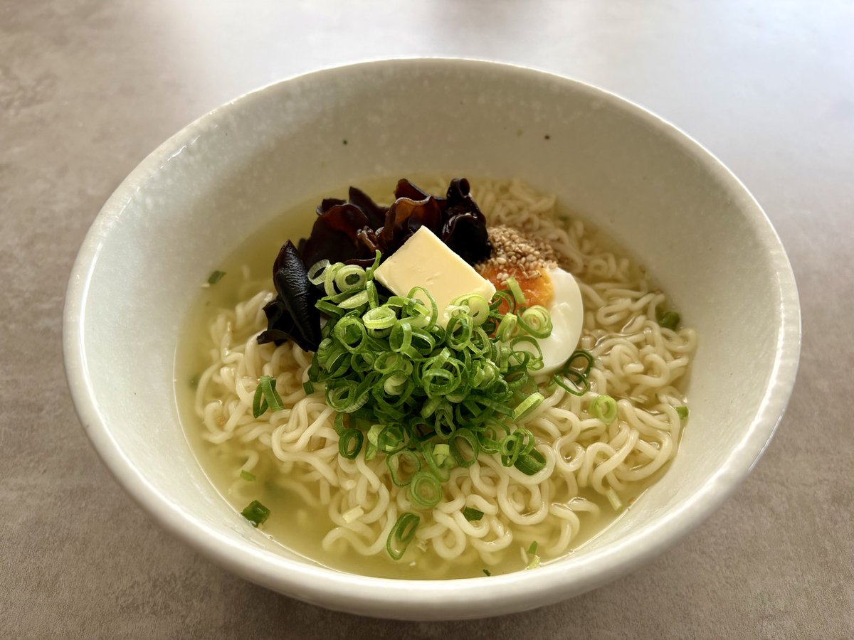 __mnchrm's tweet photo. お昼はサッポロ一番塩らーめん。バター乗せて大好きなキクラゲトッピング。 https://t.co/r4FS15zbwF