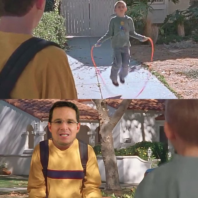 🎵En la noche, mientras duermes, 
Anaya viene a merodear, 
Ten cuidado cuando salgas, 
o Anaya te agarrará las nalgas.🎶