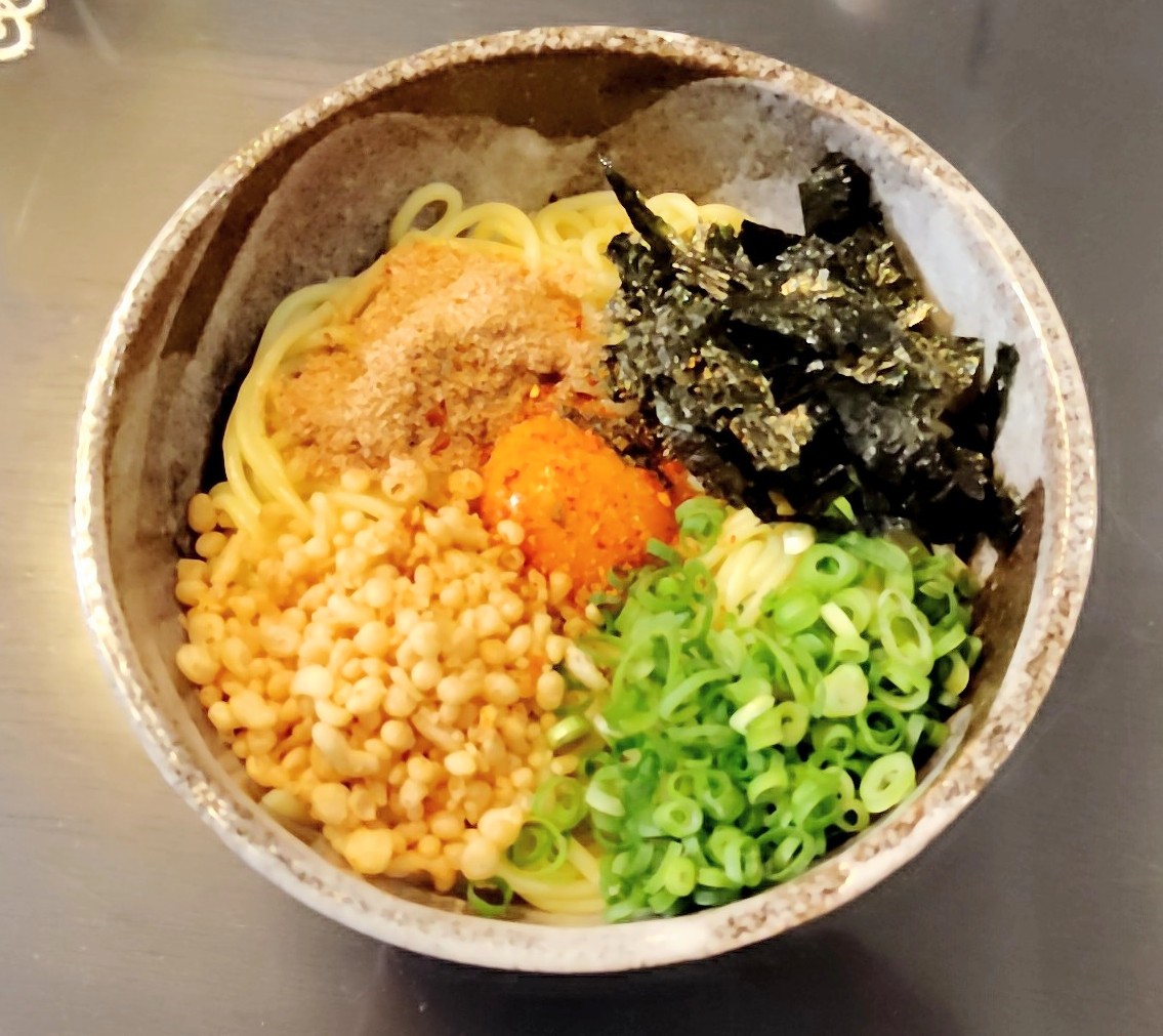 11jun11jun11's tweet photo. 天気も曇り空で雨が降りそうなので、今日は家で昼ご飯。麺を買ってきて一風堂の油そばを作りました。卵黄と薬味をトッピング。辛みのシーズニングも付いて、味変出来ます。ダイショーさん、いいやつ考えましたね。ご馳走様でした。 https://t.co/6QFKhh9yqH