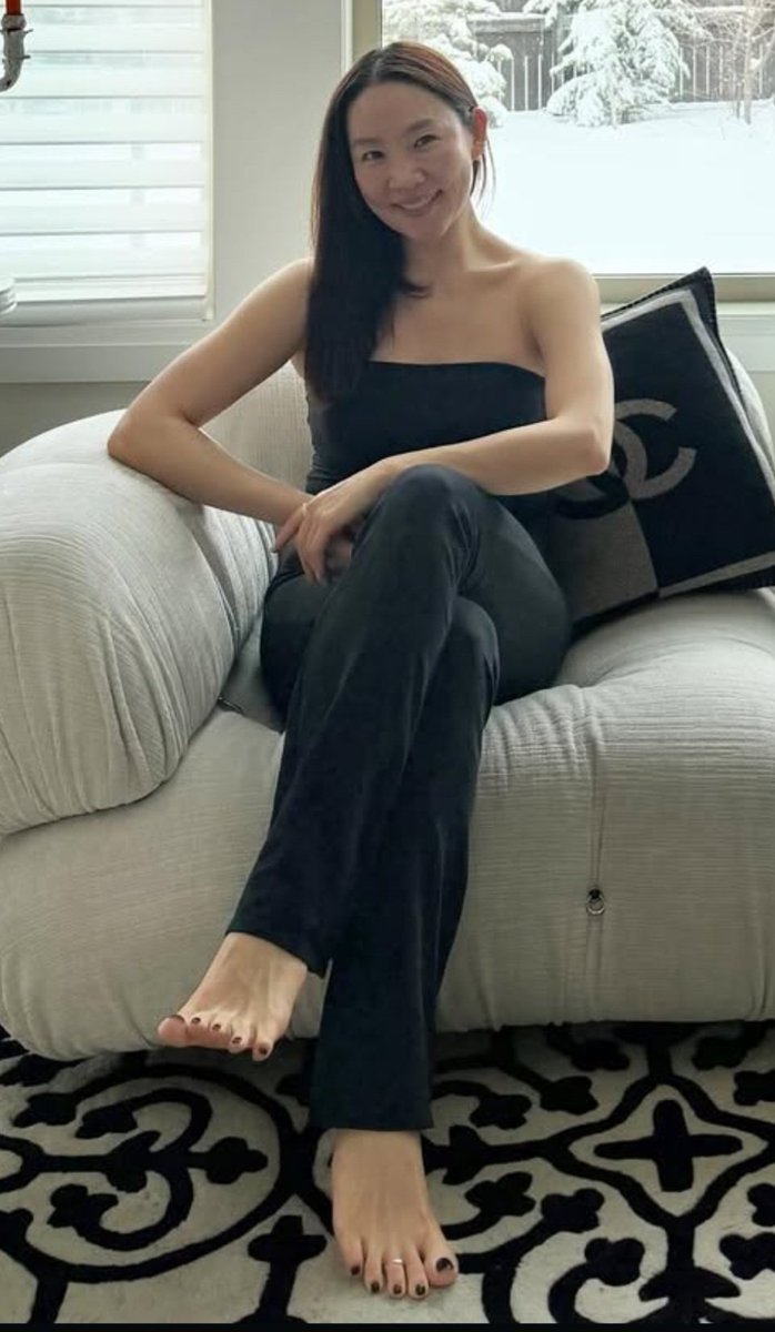 그녀는 발을 잘 보여주는 40대 여성입니다.