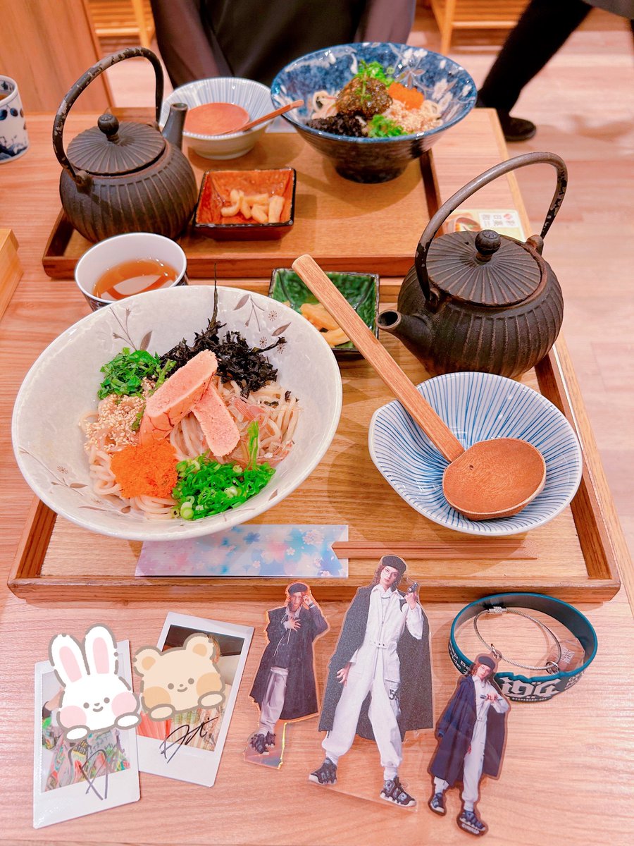 care074's tweet photo. 去年も一昨年もサイン入りチェキ入ってなくて、サイン入りチェキって幻なんだ〜！それはそう！！😇て思ってたのに、今年は2枚もサイン入りチェキ当たってしまいひっくり返った　存在するんだサイン入りチェキ…………… https://t.co/fzvkTDCN2m