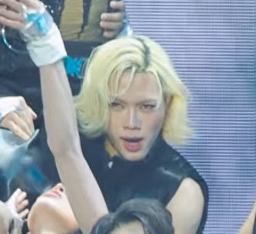 driedinks's tweet photo. WHO IS THE SHOULDER LENGTH BLONDE HAIR ABSOLUTE DIVA BACKUP DANCER AT DMDLAND3 PLEASE WHO ARE YOU I WANT TO KNOW YOU https://t.co/98ZFBPYtfi